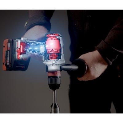 Furadeira elétrica vermelha e preta com destaque eletrônico em fundo escuro