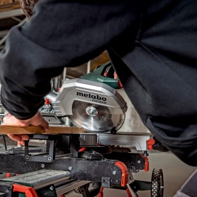 Serra circular Metabo a cortar madeira numa oficina