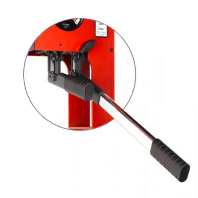 Detalhe de máquina vermelha com alavanca metálica e pega preta