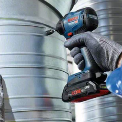 Pessoa a usar ferramenta elétrica Bosch para aparafusar duto metálico cilíndrico