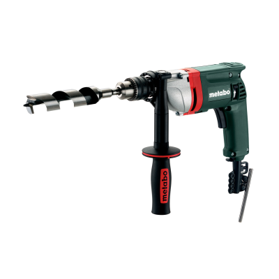 Furadeira elétrica Metabo verde, preta e vermelha com broca grande em espiral