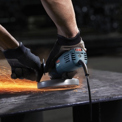 Esmeril angular azul com cabo usado em chapa metálica, faíscas voando