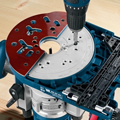 Base para máquina de fresar azul com parafuso sendo apertado