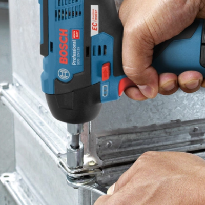 Parafusadeira Bosch profissional azul e preta em uso num suporte metálico prateado