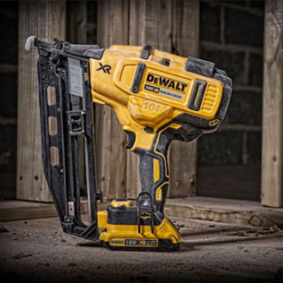 Ferramenta elétrica DEWALT amarela e preta com suporte para pregos, em ambiente de construção