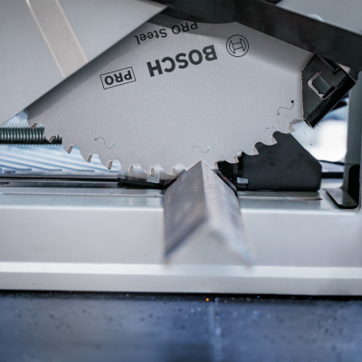 Serra de esquadria Bosch PRO cortando perfil metálico