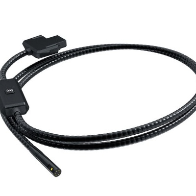 Cabo preto com conectores USB e ponta fina com luz amarela.