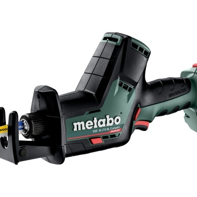 Serra sabre verde Metabo com lâmina amarela e detalhes em vermelho e preto