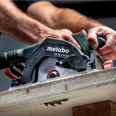 Máquina de cortar circular Metabo cortando madeira numa oficina