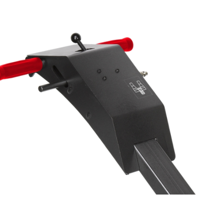 Suporte metálico preto com punhos vermelhos em fundo branco