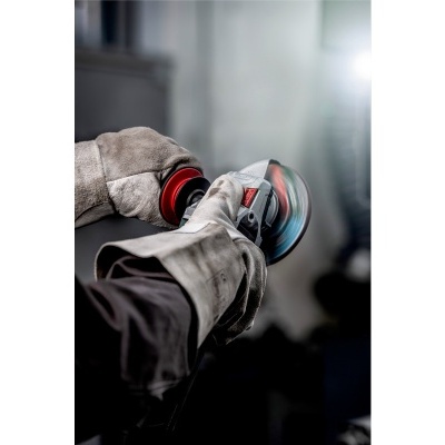 Mãos com luvas segurando máquina de polir azul e vermelho