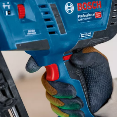 Ferramenta elétrica Bosch Professional azul com mão segurando, luvas coloridas