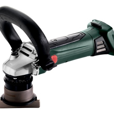 Esmerilhadora portátil verde e preta com punho almofadado.