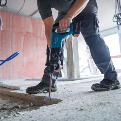 Martelo perfurador Bosch em uso num canteiro de obras