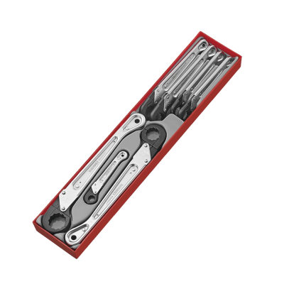 Conjunto de chaves de caixa em metal prateado numa caixa vermelha