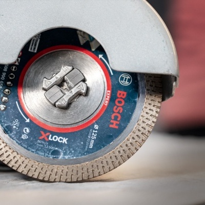 Disco de corte Bosch X-Lock montado em ferramenta elétrica com proteção metálica cinza