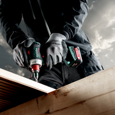 Broca elétrica Bosch utilizada para furar madeira ao ar livre