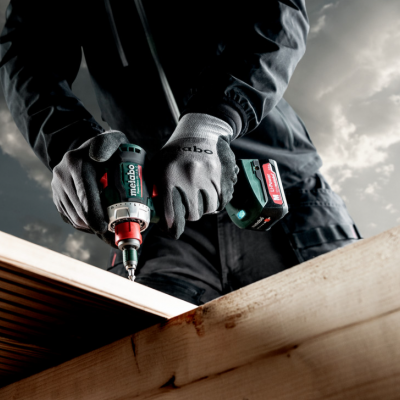 Pessoa a usar aparafusadora Bosch GSR 12V-15 FC em tábuas de madeira