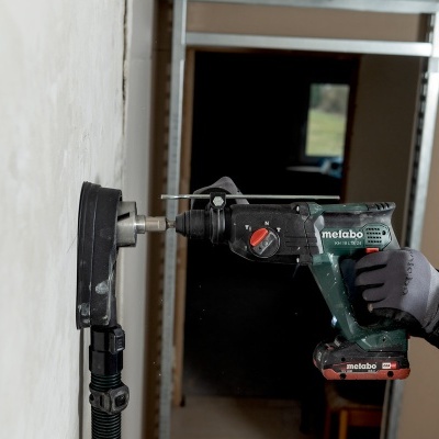 Furadeira elétrica Metabo a perfurar parede branca