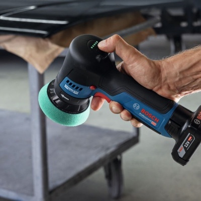 Máquina de polir Bosch a bateria com esponja verde em ambiente de oficina