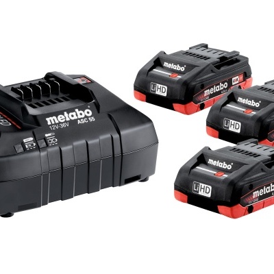 Conjunto de carregador e três baterias Metabo em preto e vermelho