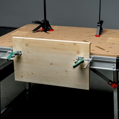 Mesa de trabalho de madeira com prensas e estrutura metálica