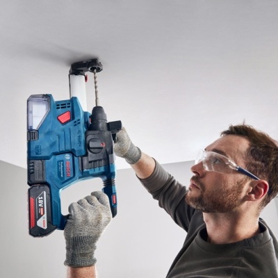 Martelo perfurador Bosch GSB 18V-85 C em uso num teto