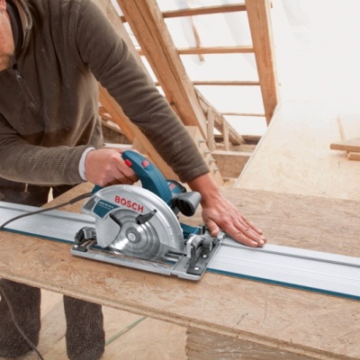 Homem a cortar madeira com serra circular Bosch