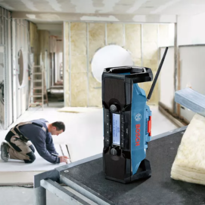 Aparelho Bosch com painel digital em obra de construção