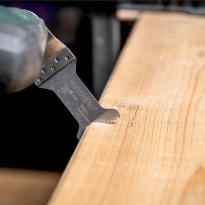 Lâmina de serra oscilante a cortar madeira clara natural
