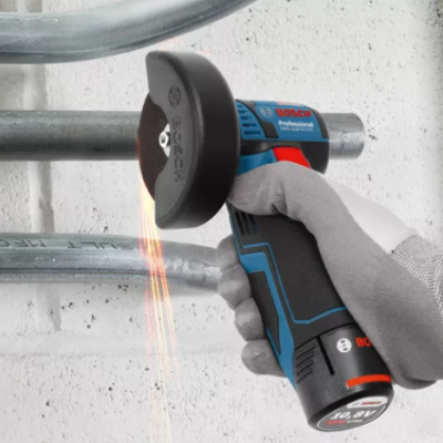 Pessoa usando ferramenta elétrica Bosch para cortar tubo metálico