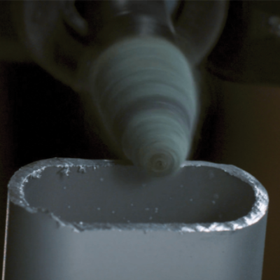 ferramenta a usinar peça metálica ovalada cinza