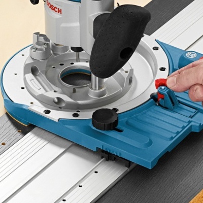 Máquina fresadora elétrica Bosch azul e cinza com controlo vermelho em superfície de madeira