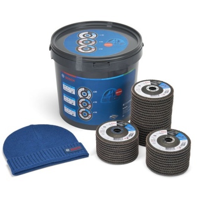 Baldes com discos abrasivos Bosch e gorro azul.