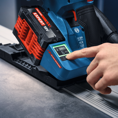 Serra elétrica a bateria azul e vermelha com tela digital e bateria EXPERT 18V