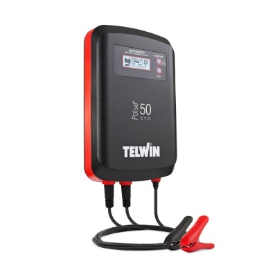 Carregador de bateria Telwin Pulse 50 EVO preto com laterais vermelhas e cabos com garras preta e vermelha