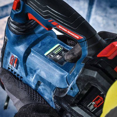 Ferramenta elétrica azul e preta com visor digital e texto BOSCH PROFESSIONAL