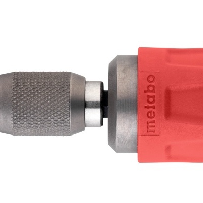 Adaptador metálico cinza com capa vermelha e inscrição metabo