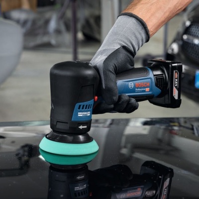 Polisseira elétrica Bosch a polir carro preto