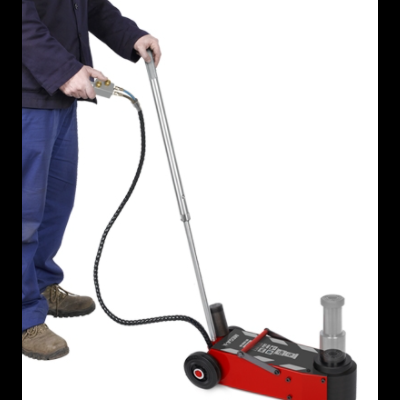 Macaco hidráulico vermelho e preto com alça metálica e rodas