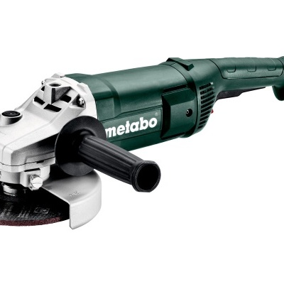 Esmerilhadora angular verde e cinzenta Metabo com disco abrasivo e cabo preto