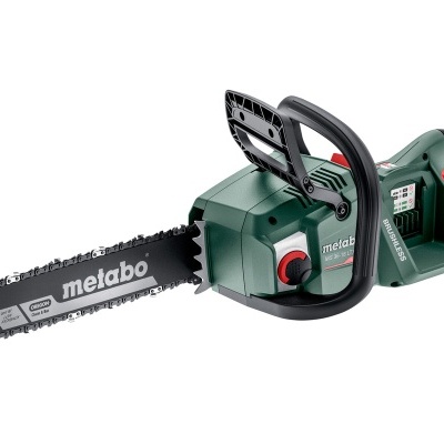 motosserra elétrica Metabo verde e preta com corrente metálica