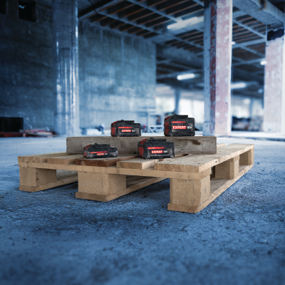 Baterias de ferramentas EXPERT 18V e 10,5V sobre palete de madeira em ambiente industrial