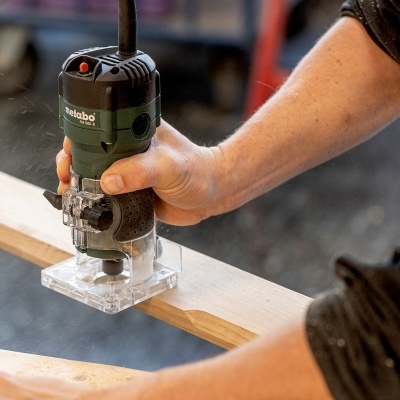 Máquina elétrica Metabo a cortar madeira numa oficina