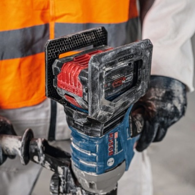 Máquina Bosch GSH 18V-EC com pessoa em uniforme de proteção