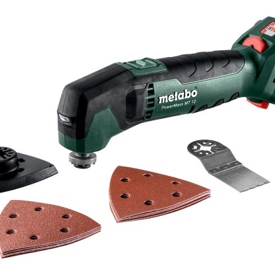 Aparelho multifunções Metabo verde escuro com acessórios e folhas abrasivas vermelhas