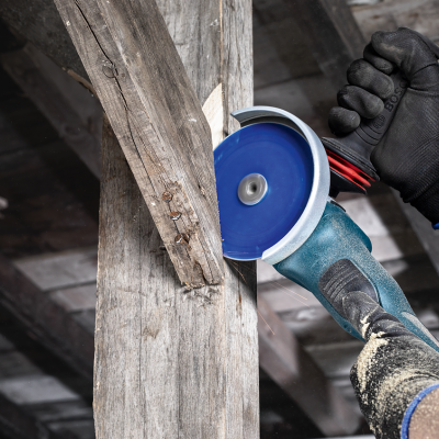 Pessoa a usar lixadeira elétrica azul para madeira