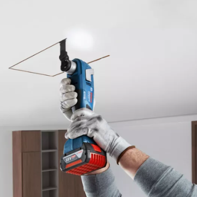 Berbequim sem fio Bosch azul e preto a ser usado num teto