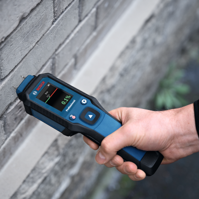 Medidor de humidade Bosch Professional a medir numa parede de tijolo cinzento