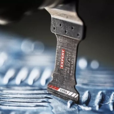 Dispositivo de corte metálico com texto EXCELT e ULTRA sobre superfície metálica azul riscada